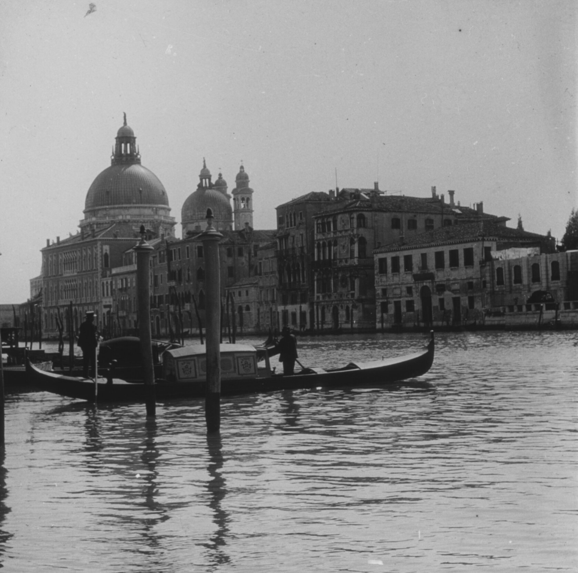Schiffe in den Kanälen von Venedig